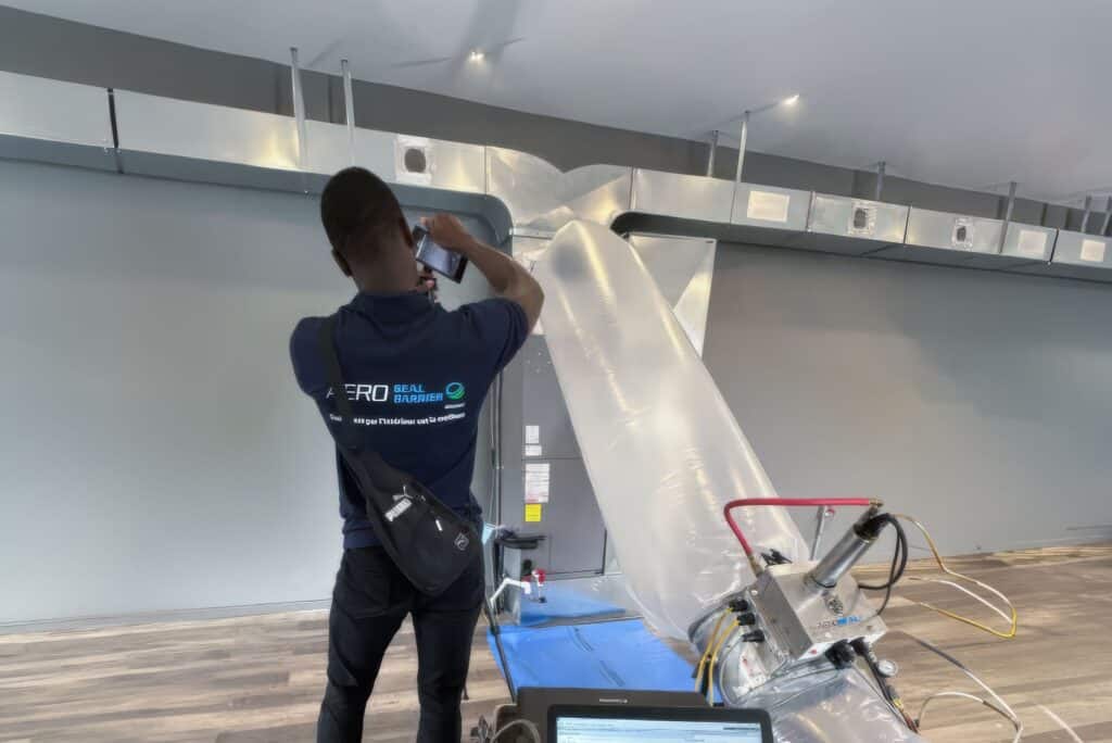 Technicien travaillant sur un équipement.