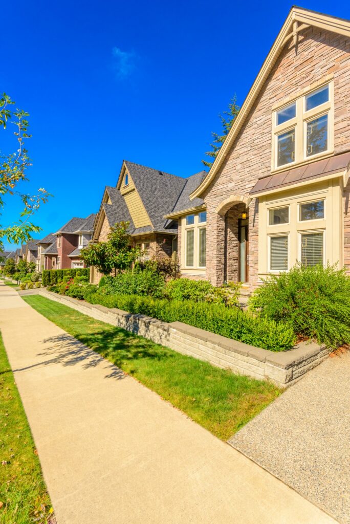 Maisons dans un quartier ensoleillé.