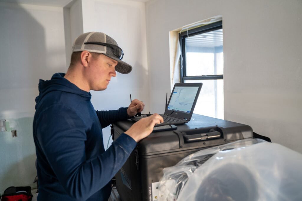 Homme travaillant sur un ordinateur portable
