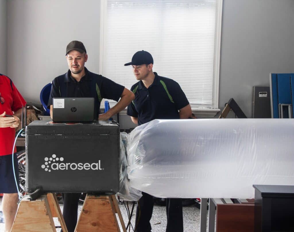 Deux hommes avec un équipement technique